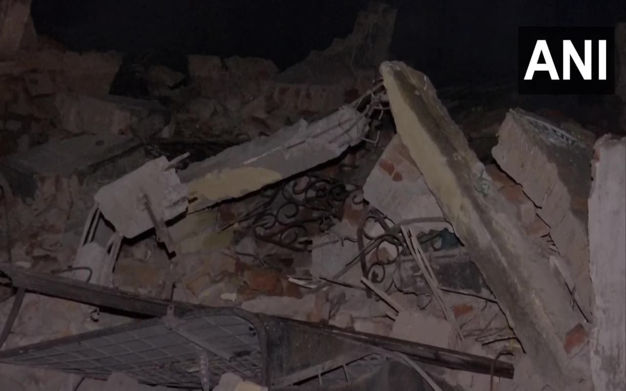 Delhi: बदरपुर के दो मंजिला इमारत में लगी भीषण आग, ढही बिल्डिंग, मौके पर पहुंची दमकल टीम