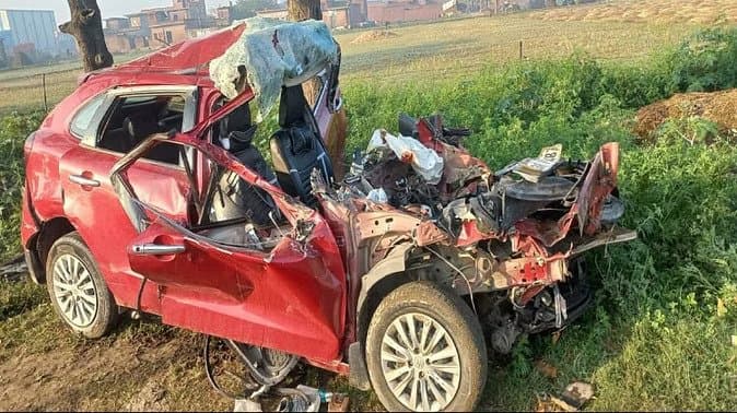 बदायूं में गन्ने की ट्रॉली में घुसी अनियंत्रित कार, गर्भवती महिला-पति और दस साल के बच्चे की मौत, युवक घायल