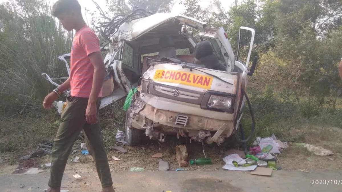 UP Road Accident: बदायूं में दो स्कूल वाहनों में भीषण टक्कर, चार बच्चों और बस चालक की मौत, 16 छात्र घायल