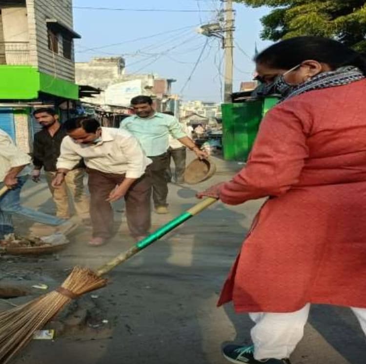 बदायूं में मांगों को लेकर सफाई कर्मियों की हड़ताल, चेयरमैन ने शहर में लगाई झाड़ू