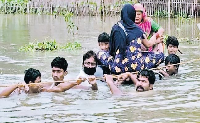 Bihar Flood 2020: प्रसव पीड़ा से कराहती महिला को ट्यूब पर बिठा पहुंचाया अस्पताल, ग्रामीणों ने पेश की मानवता की मिशाल