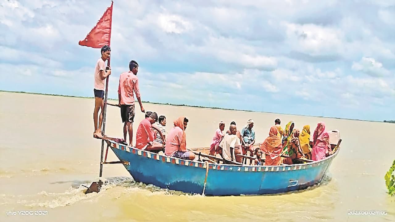 PHOTOS: बिहार की नदियों का रौद्र रूप व बाढ़ की देखें दस्तक, तबाही के संकेत से लोग जागकर काट रहे रात