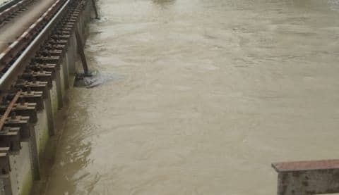 पवन एक्सप्रेस मुजफ्फरपुर और गंगासागर बरौनी से होगी रवाना, बाढ़ के खतरे के बीच रेलवे का ऐलान, कई ट्रेनें रद्द