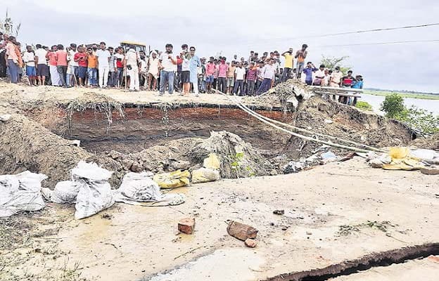 Bihar Flood 2020: गोपालगंज-बेतिया महासेतु का एप्रोच पथ पानी में बहा, चार साल पहले बने पुल पर परिचालन हुआ ठप