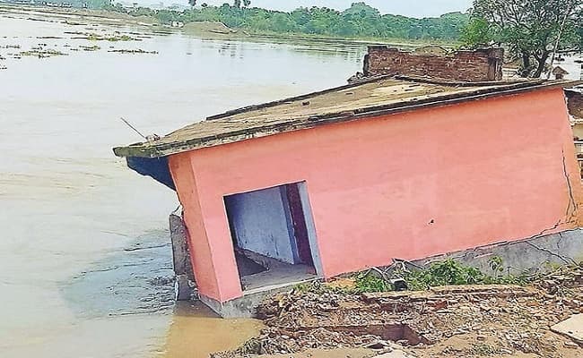 Bihar Flood 2020: कोसी के कटाव से हाई स्कूल भवन ढहकर नदी में समाया, पहले भी कटाव की भेंट चढ़ चुका है सरकारी स्कूल...