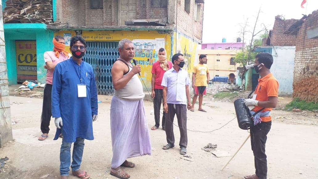 बड़कागांव के जनप्रतिनिधियों ने नुक्कड़ नाटक के माध्यम से दी लोगों को कोरोना से बचाव के संदेश