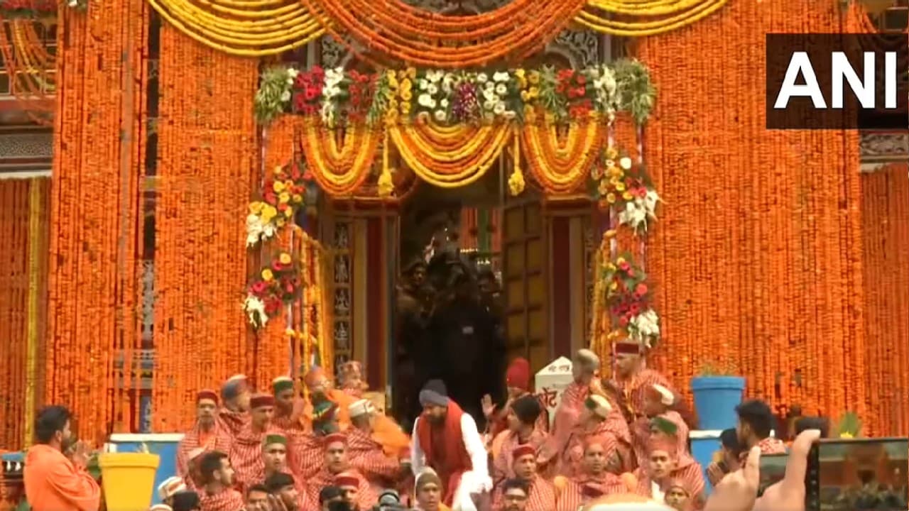 खुल गए बद्रीनाथ धाम के कपाट, दर्शन को उमड़ी देश-दुनिया से श्रद्धालुओं की भीड़