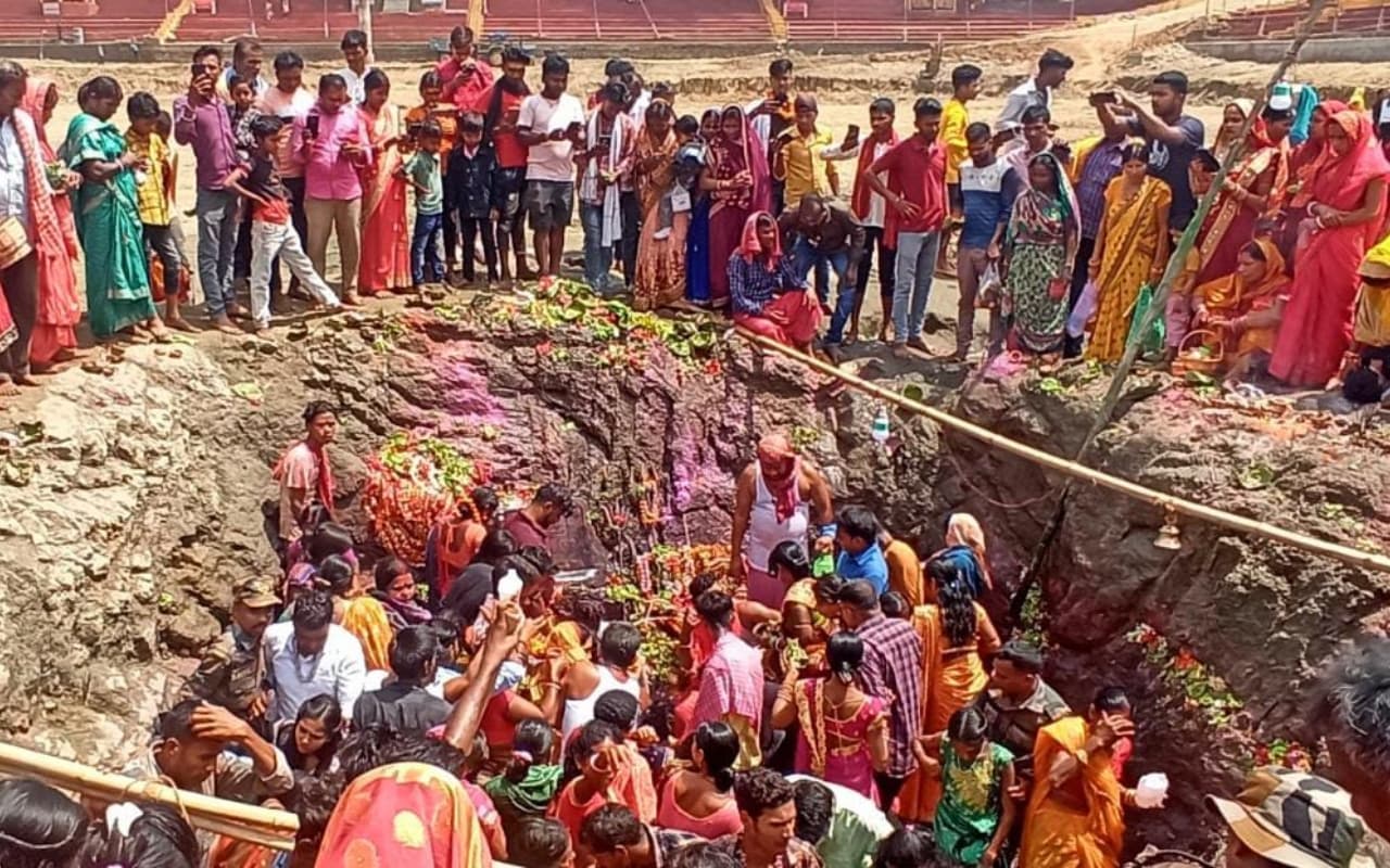 बासुकीनाथ शिवगंगा में सालों बाद दिखे पाताल महादेव, पूजा के लिए उमड़े श्रद्धालु, रोचक है इतिहास