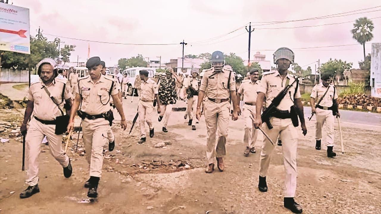 बिहार के बगहा में इंटरनेट बंद क्यों किया गया? पुलिसबलों के साथ SP-DM तक क्यों कर रहे कैंप, जानिए..