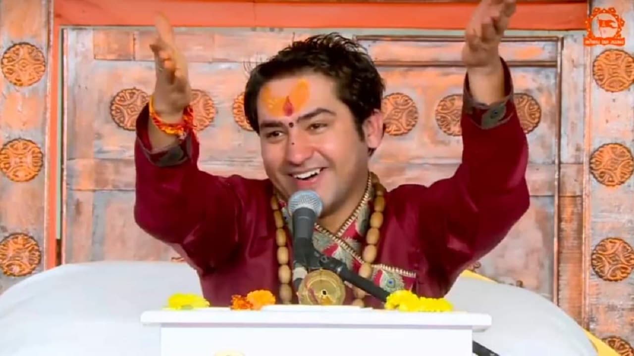 Video : सड़क पर इंतजार कर रहा था दिव्यांग, बागेश्वर बाबा ने देखते ही रुकवा दिया काफिला, जानिए फिर क्या हुआ