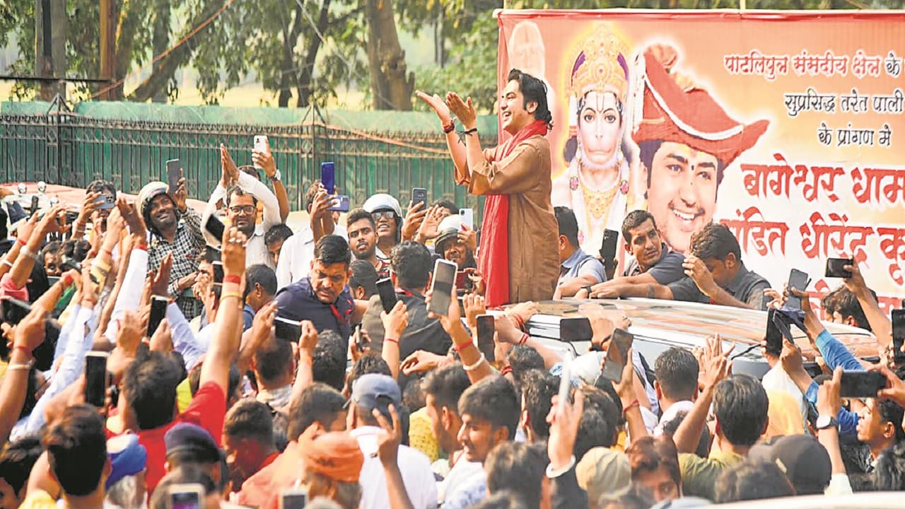 PHOTOS: पटना की सड़कों से बागेश्वर दरबार तक धीरेंद्र शास्त्री का देखें अंदाज, खचाखच भीड़ की तस्वीरें..