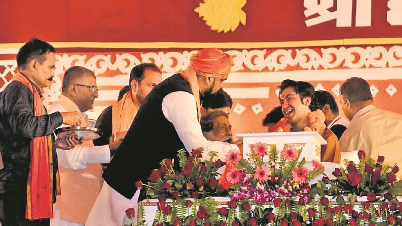 पटना: बागेश्वर सरकार के दरबार में पहुंचे कई राजनेता, डेढ़ लाख लोग पहले दिन कथा सुनने पहुंचे