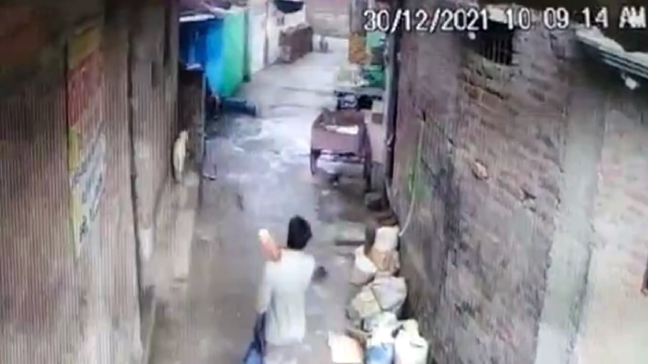 Bihar News: युवक ने खुद को पेट्रोल छिड़क कर जलाया, सीसीटीवी कैमरे में कैद हुई पूरी वारदात