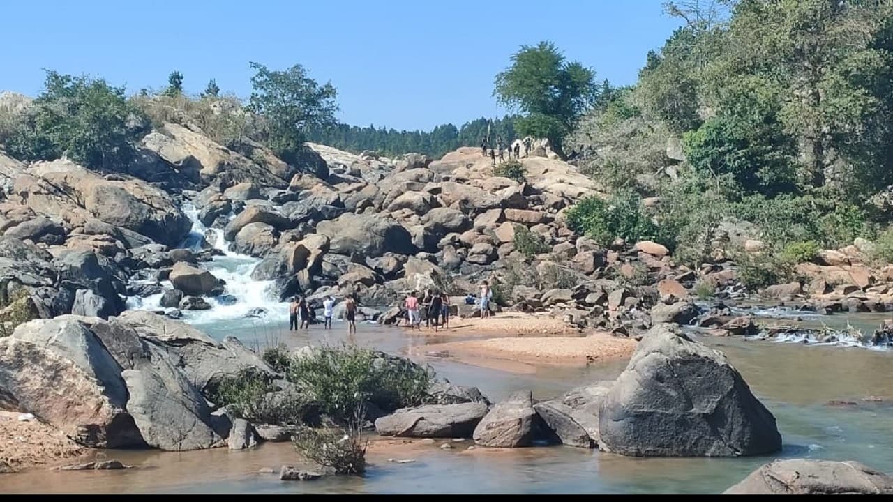 बाघमुंडा जल प्रपात में पिकनिक मनाने आया बंगाल का युवक गायब, नदी में बहने की आशंका, तलाश में जुटी पुलिस