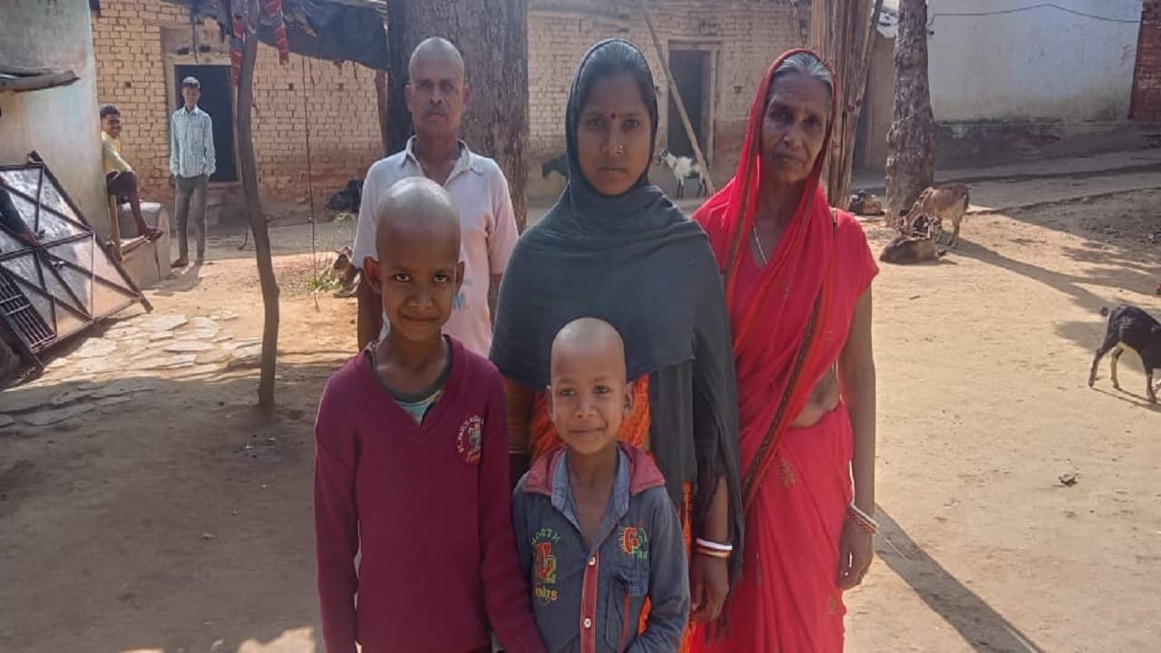 अफ्रीका के माली में फंसे झारखंड के मजदूरों के परिजनों को सता रही है चिंता,सुरक्षित वापसी की लगा रहे गुहार अफ्रीका के माली में फंसे झारखंड के मजदूरों के परिजनों को सता रही है चिंता,सुरक्षित वापसी की लगा रहे गुहार