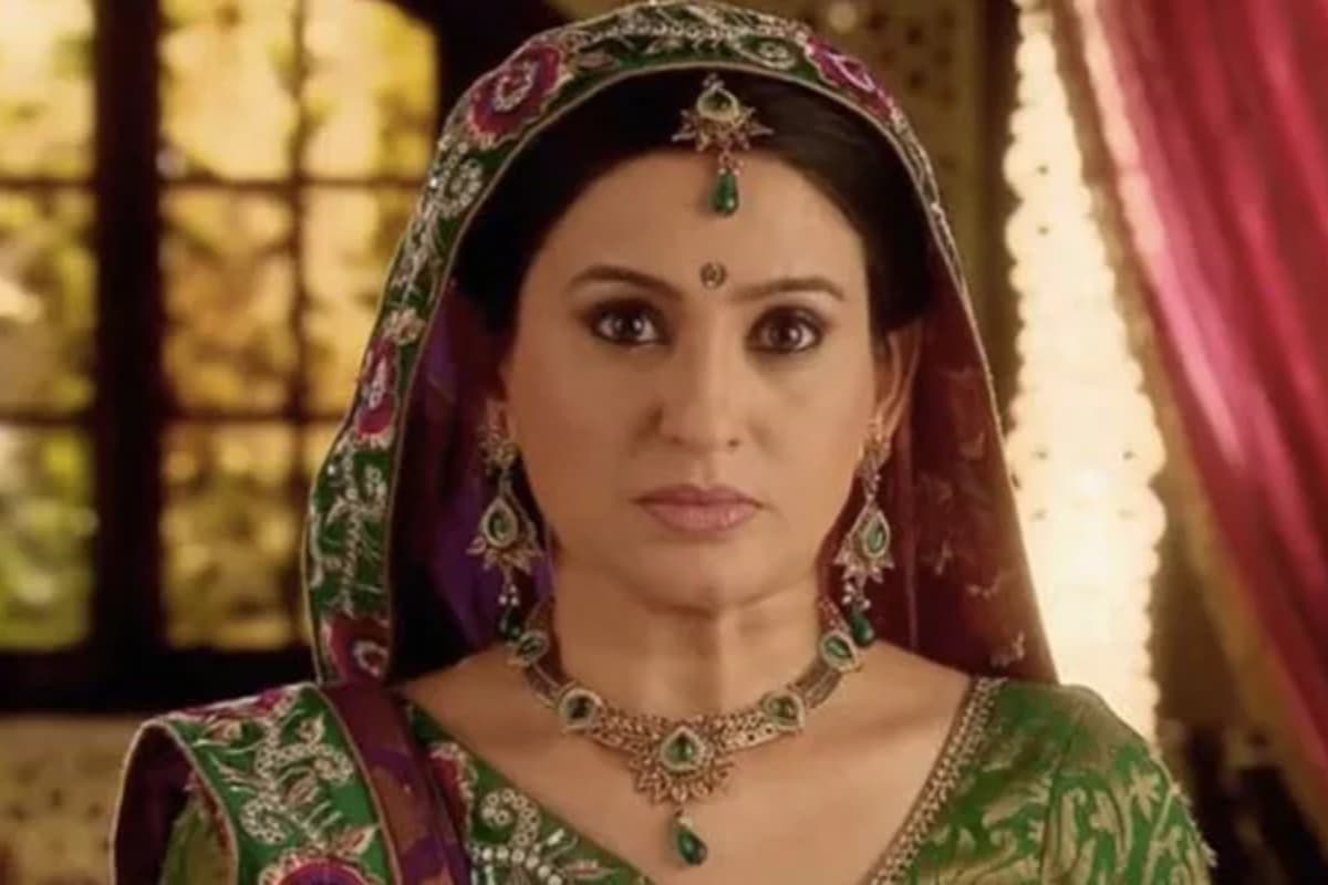 Balika Vadhu में सीधी-सादी दिखने वाली आनंदी की सास सुमित्रा अब हो गई हैं काफी बोल्ड, तसवीरों से नहीं हटेगी नजर