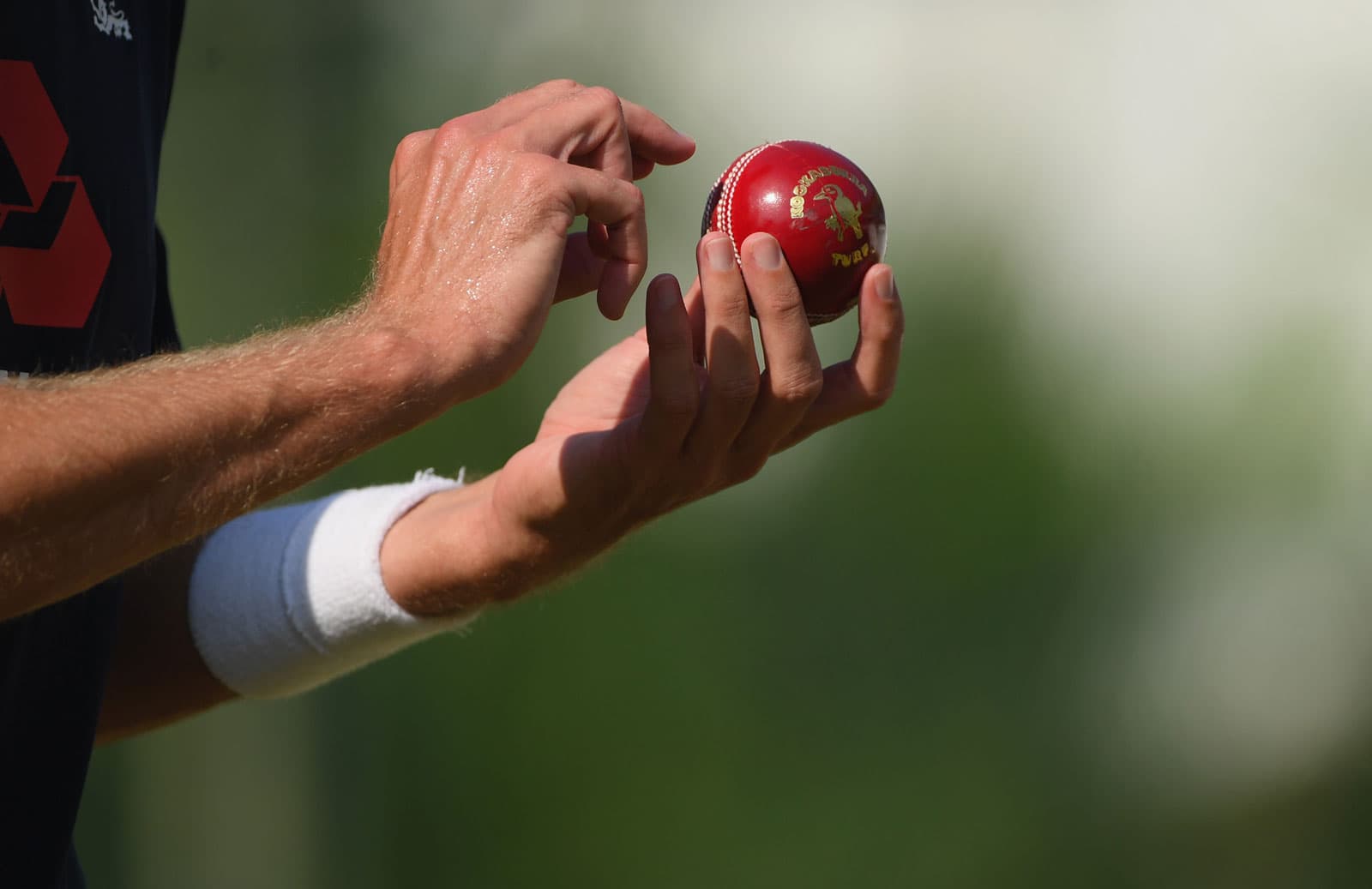 कोरोना महामारी के चलते गेंद पर कृत्रिम पदार्थ लगाने को वैध बनाने पर हो सकता है विचार