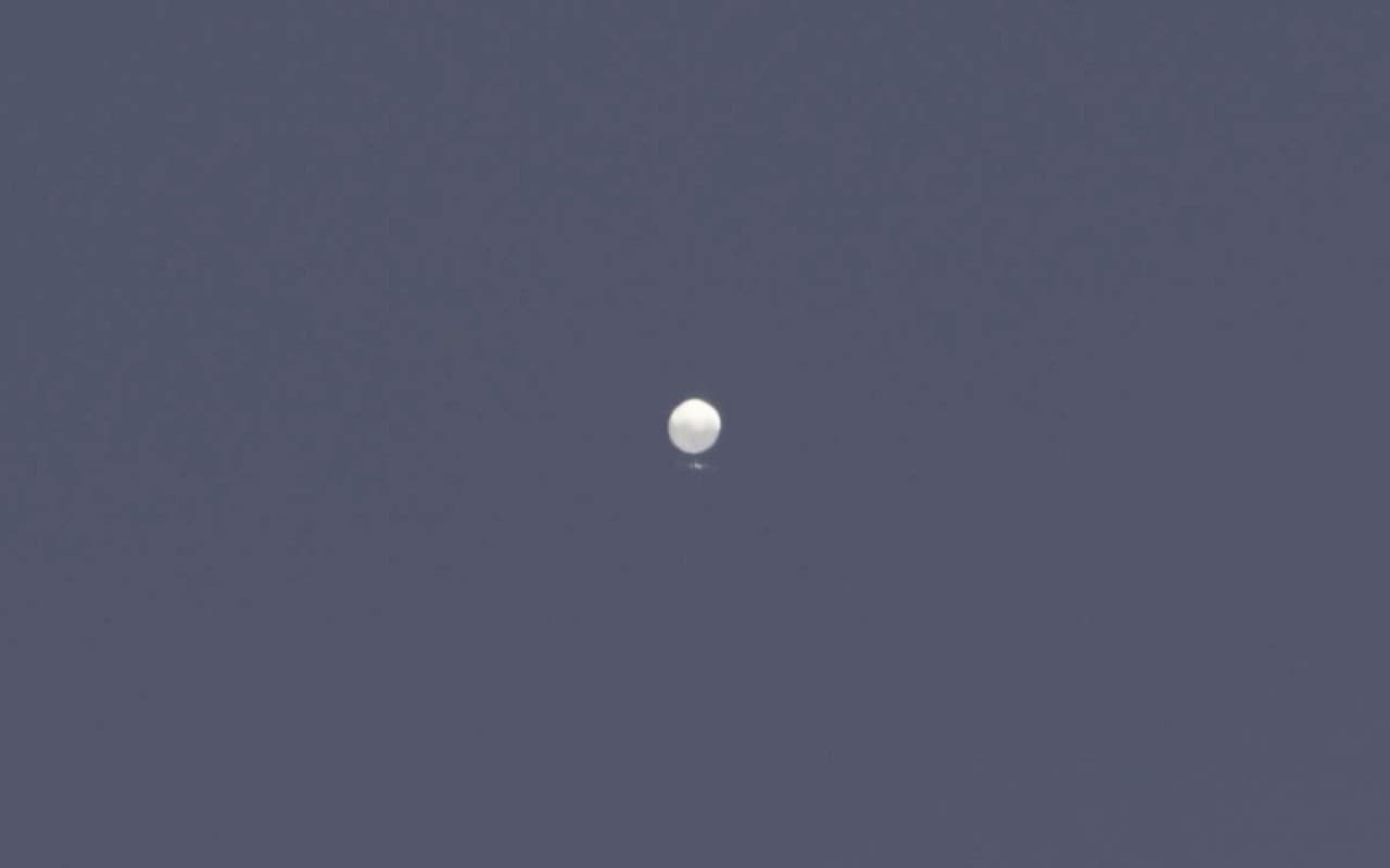 Chinese Balloon: जासूसी गुब्बारा मामले में बैकफुट पर आये जो बाइडन, चीन को दिया क्लीन चिट, पढ़ें पूरी रिपोर्ट