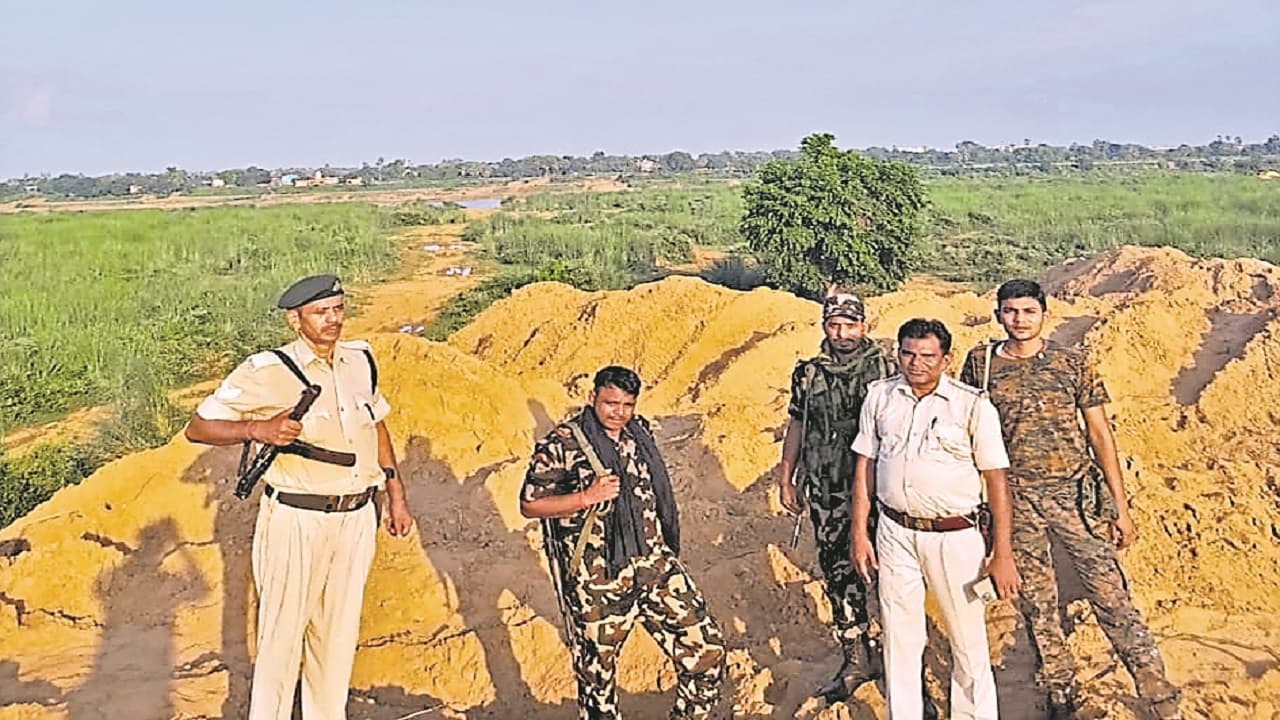 PHOTOS: बिहार में बालू माफियाओं के बीच सैंकड़ों राउंड फायरिंग, तस्वीरों में देखिए कैसे भिड़े दो गुट..