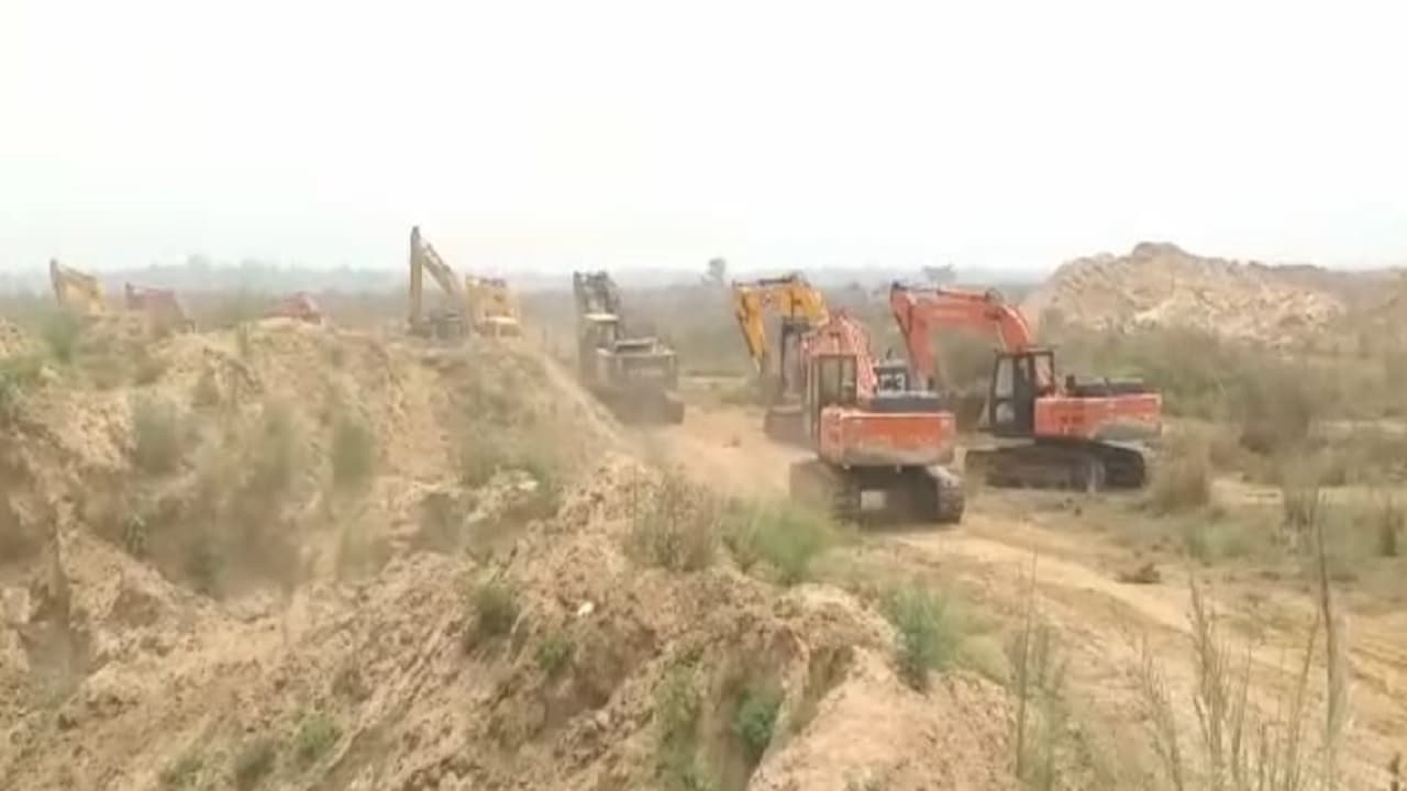 Patna News: बिहटा में STF और बालू माफिया के बीच मुठभेड़, 12 जेसीबी के साथ 32 अपराधी दबोचे गये