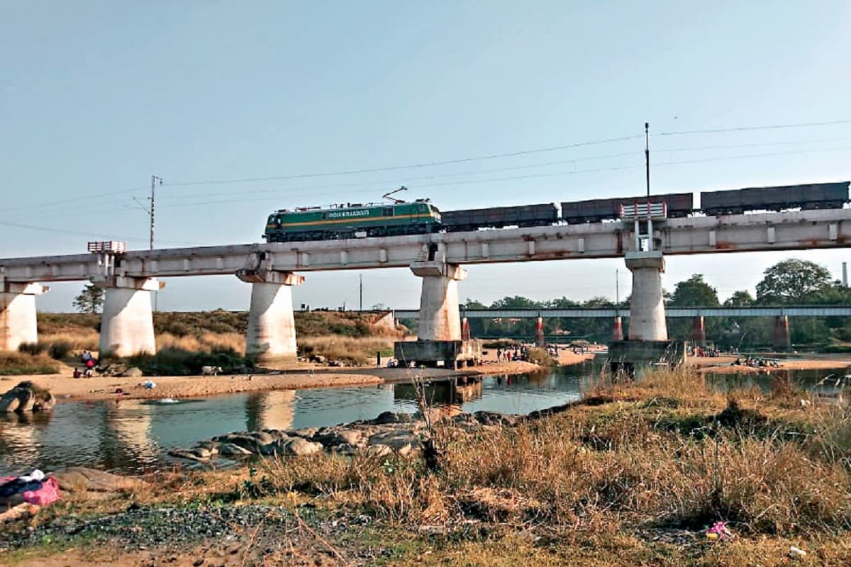 झारखंड के स्वर्णरेखा नदी से जमकर हो रहा बालू का अवैध खनन, पुलिस-प्रशासन की आंखें बंद