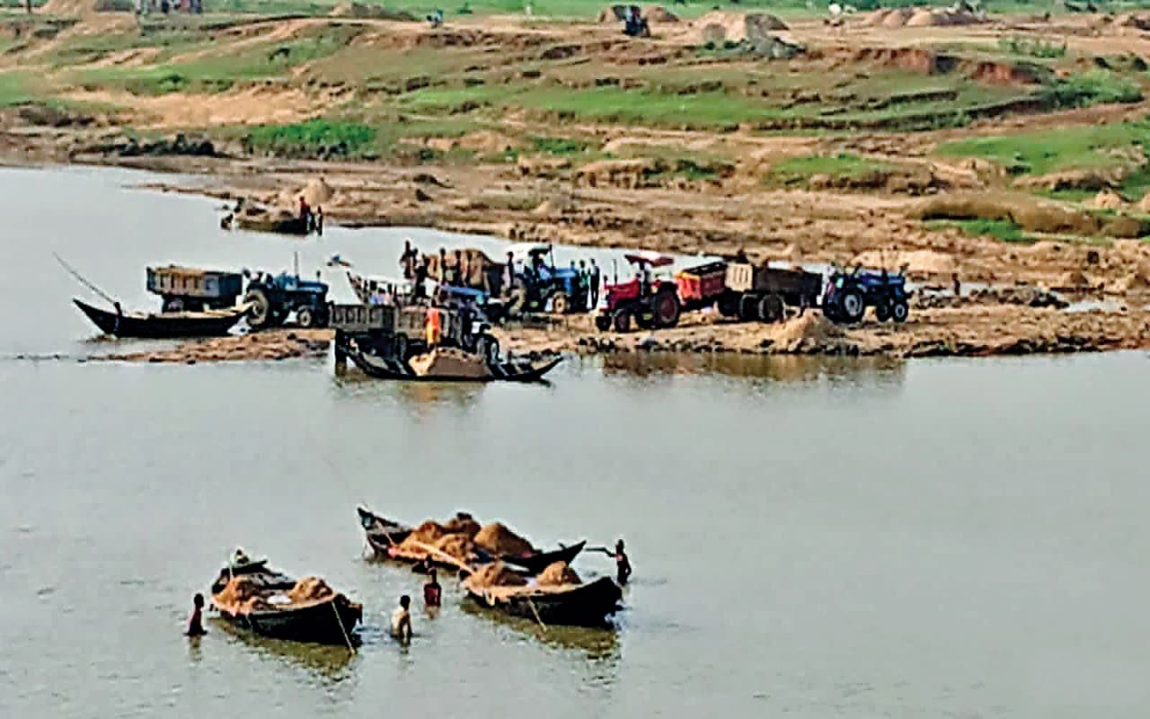 पूर्वी सिंहभूम में नहीं थम रहा पीले सोने का काला कारोबार, रोक के बाद भी बालू का खनन जारी
