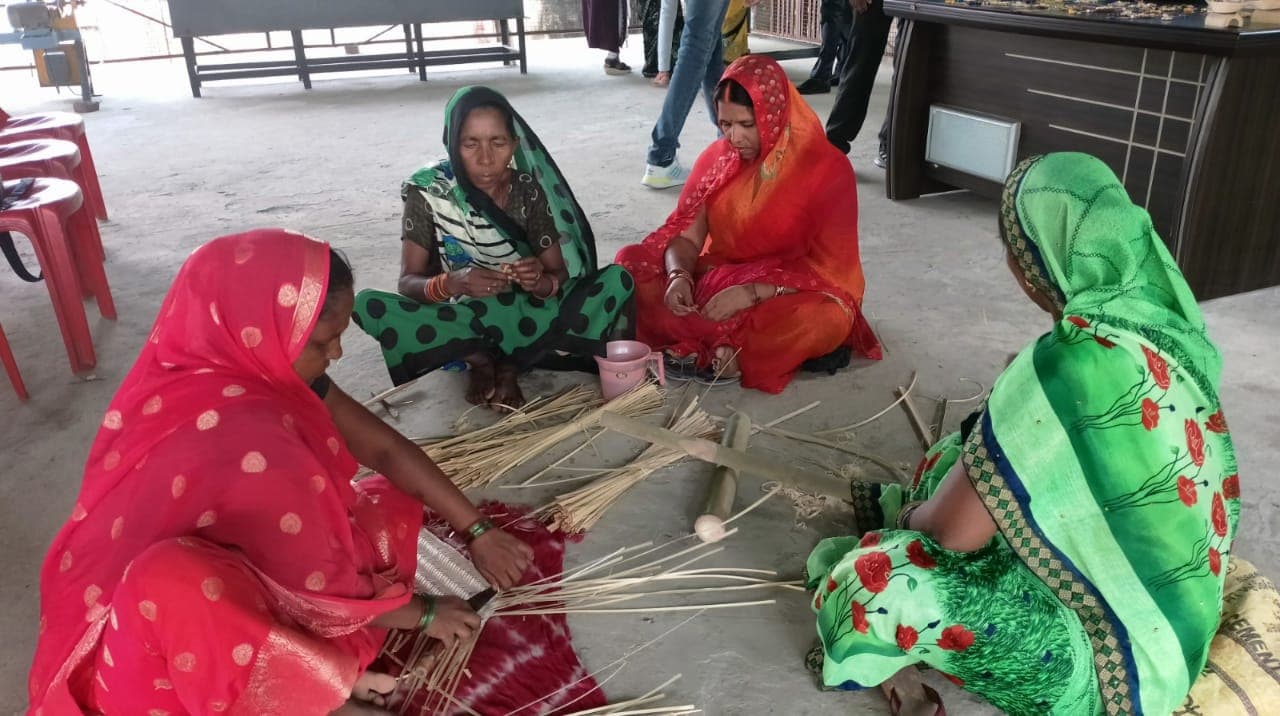 वोकल फॉर लोकल के मंत्र को सिद्ध करेंगी बांस की राखियां, गोरखपुर की कला सजेगी भाइयों की कलाई पर