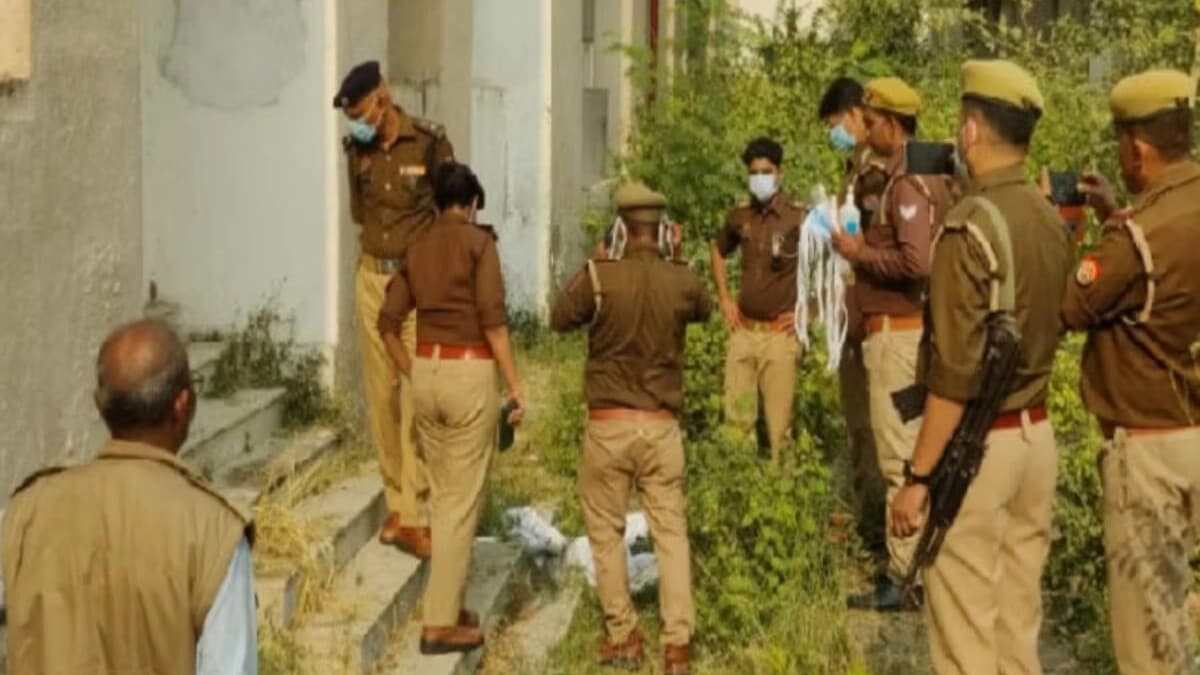 UP News: बांदा मेडिकल कॉलेज में बेटी के जन्म के बाद गायब हुई महिला, नाली में ऐसी हालत में मिला शव, मामला उलझा