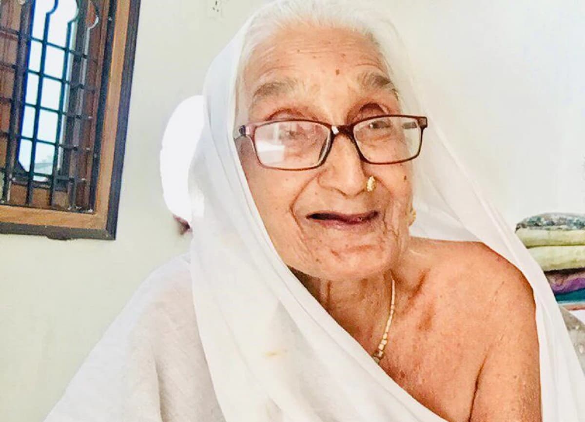 मास्क पहनो, भगवान सब ठीक कर देगा, कहते हुए 102 साल की दादी ने दी कोरोना को मात