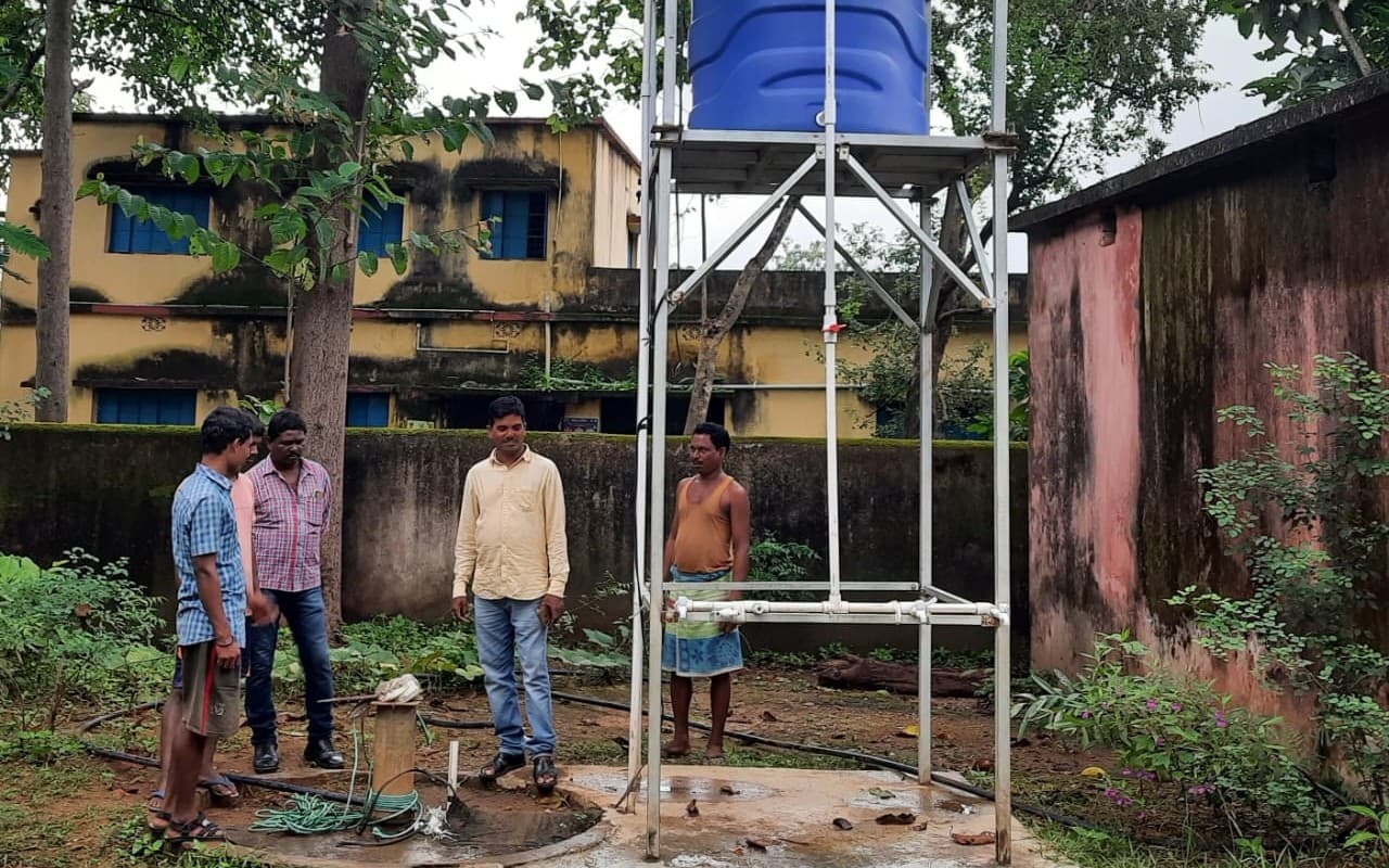 कैसे पानी पीयेंगे भरंडिया स्कूल के बच्चे? जल मीनार की मशीन उखाड़ ले गये चोर, ग्रामीणों में आक्रोश