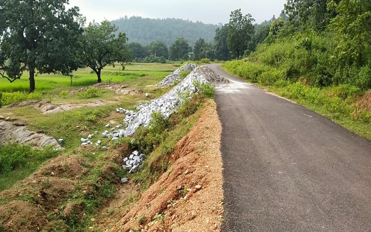 Jharkhand News: पश्चिमी सिंहभूम के कंसारा से जोनको गांव तक जानेवाली सड़क अधूरी, ढाई करोड़ की हुई निकासी