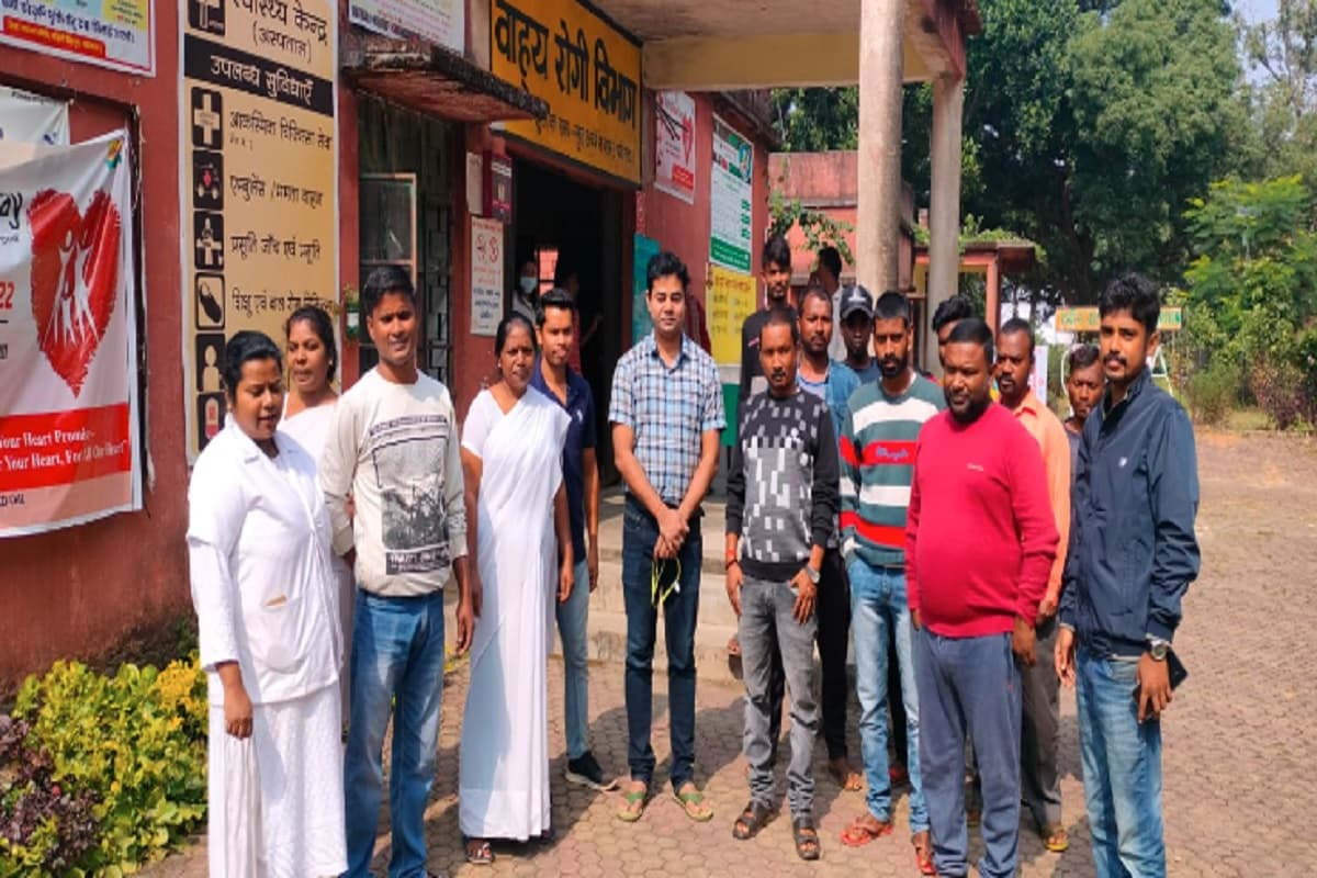 बंदगांव अस्पताल के स्वास्थ्य कर्मियों को किया गया सम्मानित, चिकित्सा प्रभारी के खिलाफ ग्रामीणों में रोष