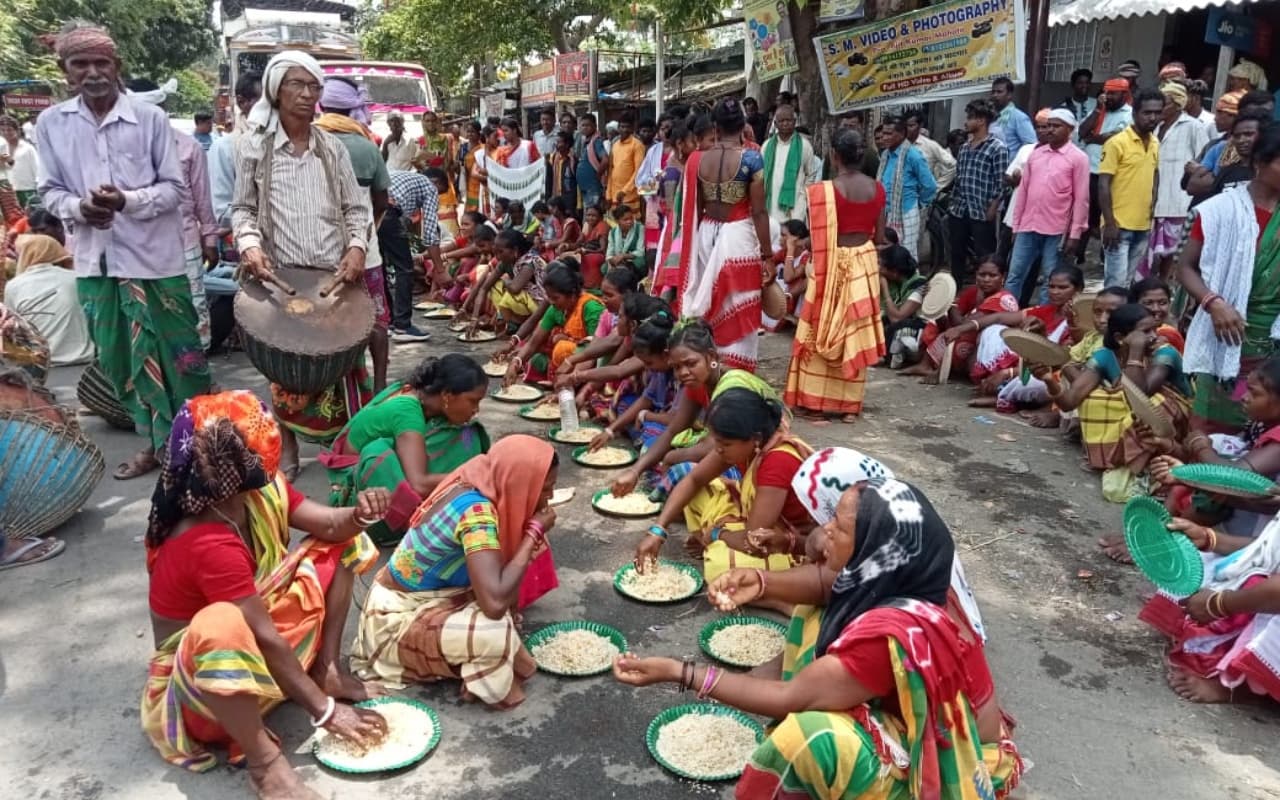 PHOTOS: झारखंड बंद का मिला-जुला असर, बीच सड़क आंदोलनकारियों ने किया भोजन