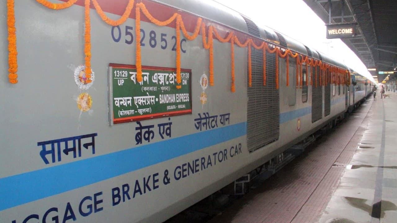 भारत-बांग्लादेश के बीच रेल सेवा दो साल के बाद बहाल, कोलकाता से रवाना हुई बंधन एक्सप्रेस