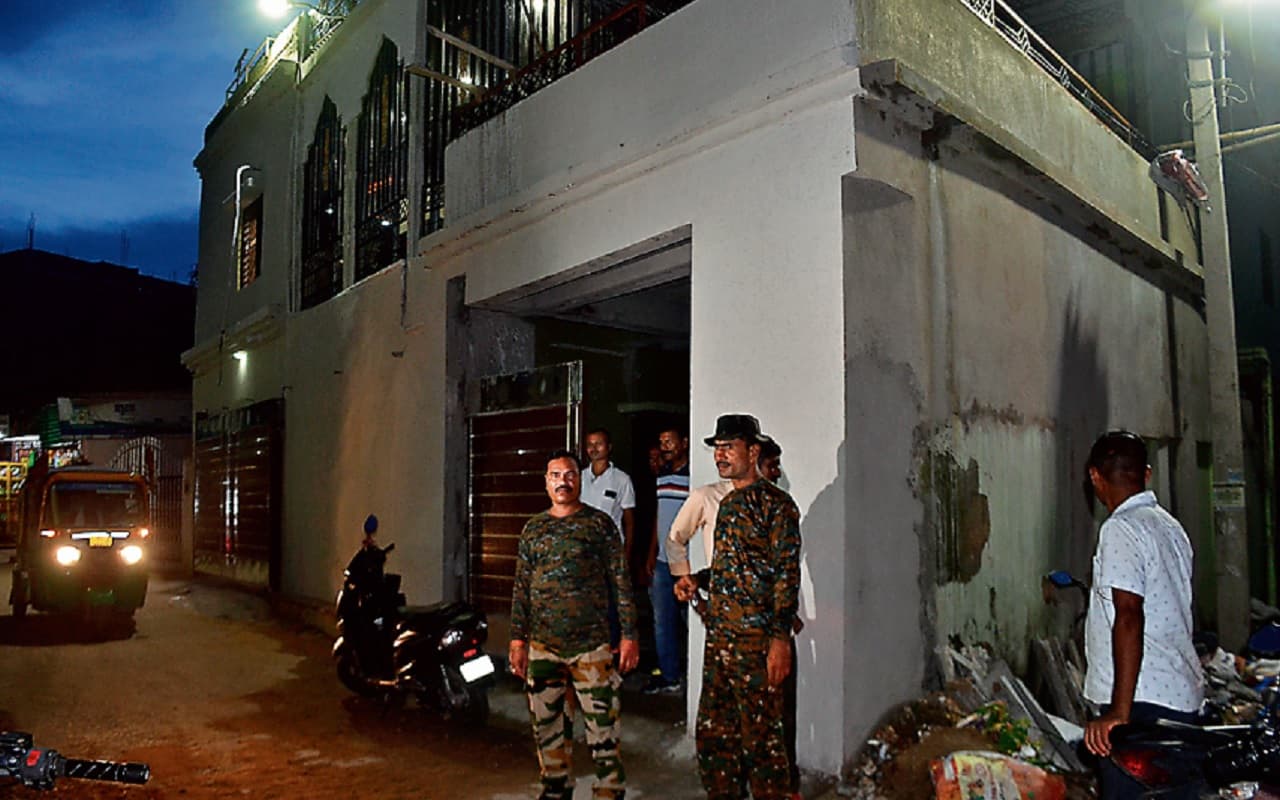 Jharkhand: अधिवक्ता राजीव कुमार के घर और भाई के राइस मिल पर बंगाल पुलिस का छापा, मिले कई अहम दस्तावेज