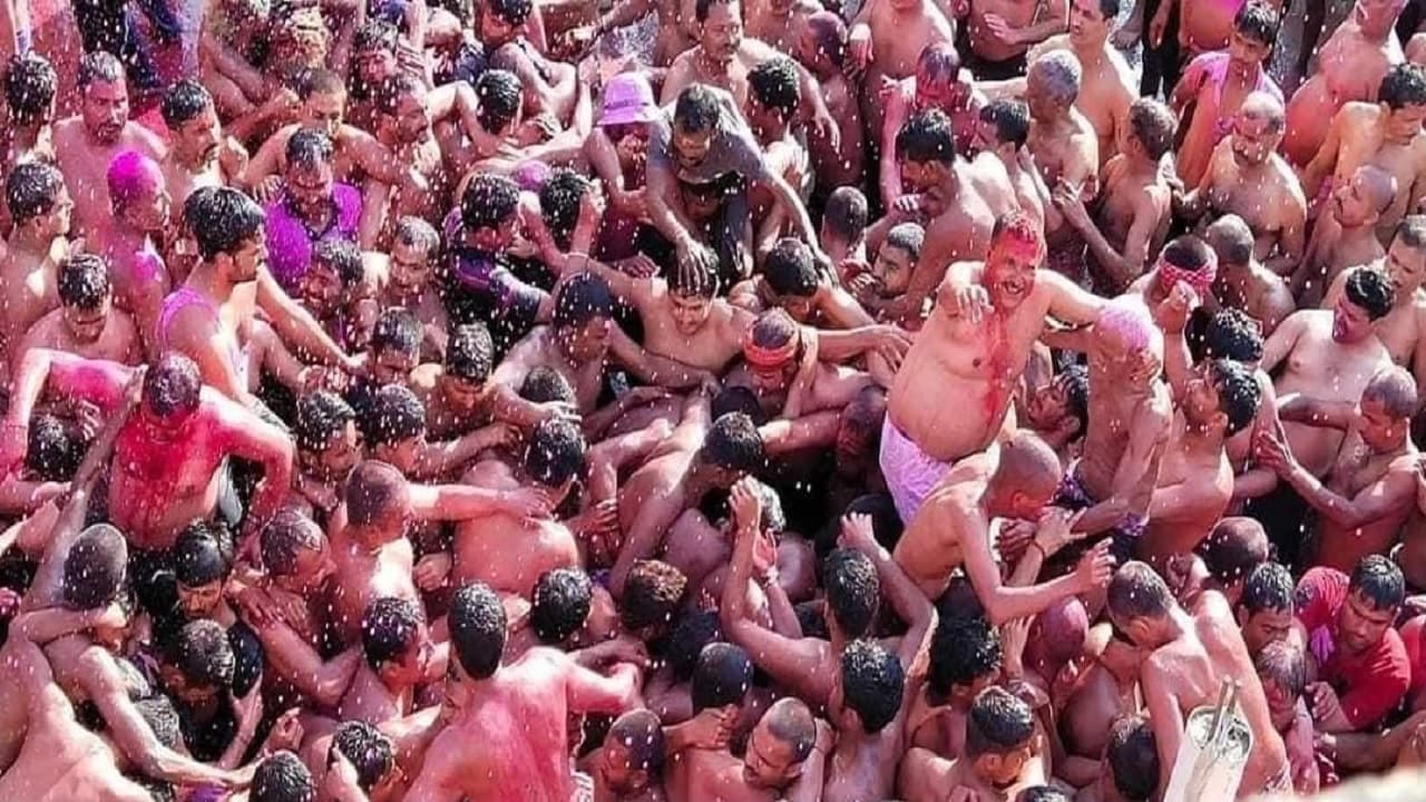 बिहार के बनगांव की घुमौर होली ब्रज की तरह खास, तीन दिनों तक संगीत की बहती रसधारा में झूमते हैं लोग बिहार के बनगांव की घुमौर होली ब्रज की तरह खास, तीन दिनों तक संगीत की बहती रसधारा में झूमते हैं लोग