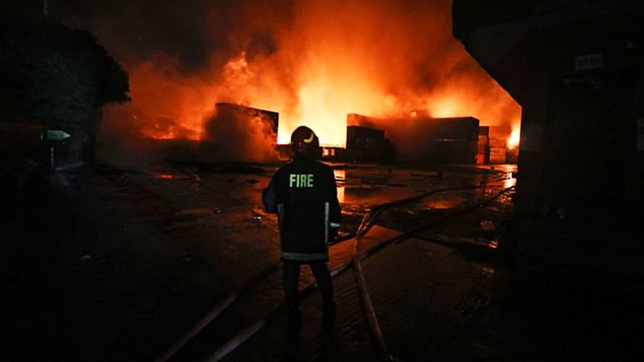 Bangladesh Massive Fire: बांग्लादेश में कंटेनर डिपो में लगी भीषण आग, 49 मरे, 450 से अधिक घायल