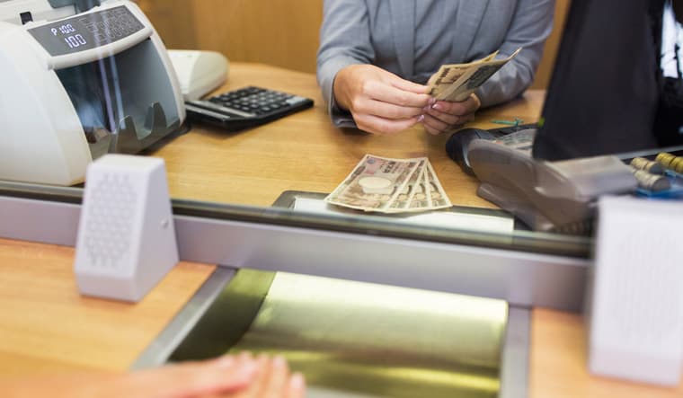 COVID 19 के खौफ के बीच SBI की सेवाओं से जुड़ी यह खबर आपके लिए जरूरी है