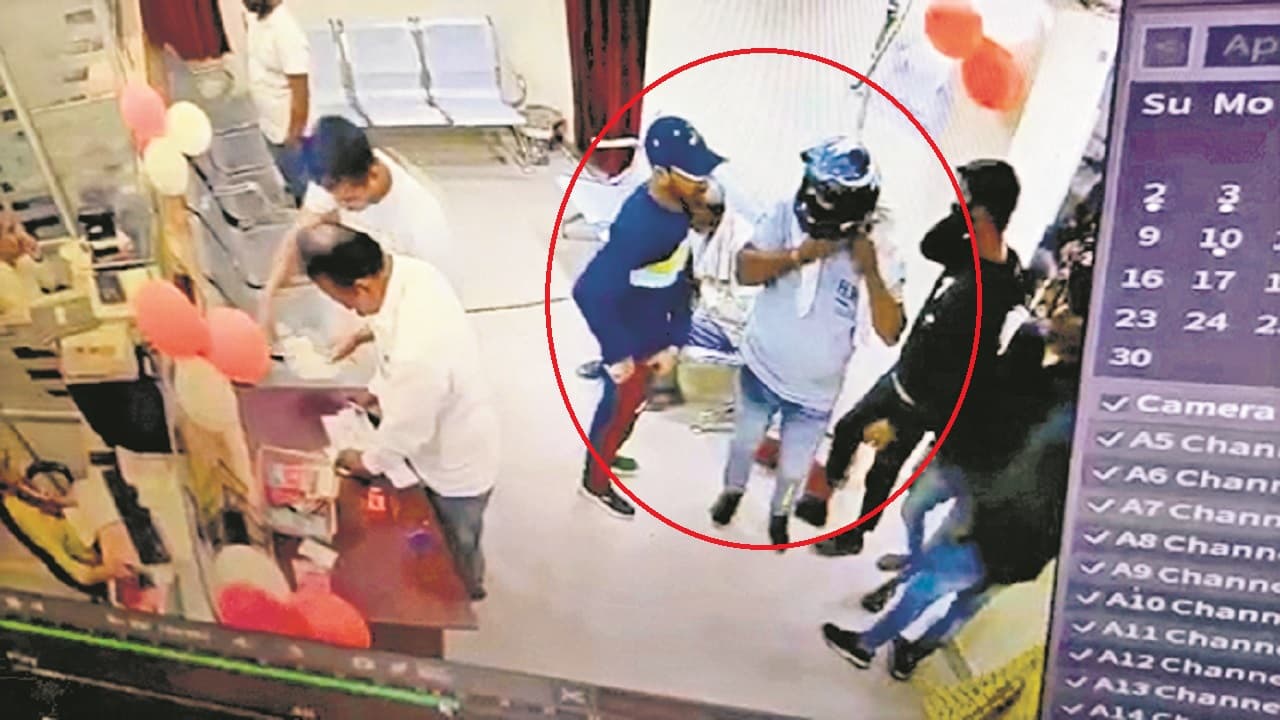 वीडियो में देखिए कैसे बिहार में बैंक लूट के दौरान गार्ड को मारी गोली, जमीन पर गिरे सुरक्षाकर्मी, तोड़ा दम..