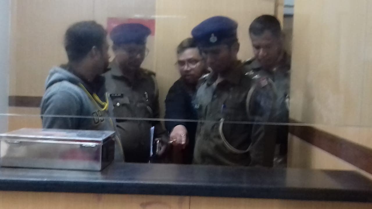 Bihar News : मुजफ्फरपुर में गन प्वाइंट पर बैंक लूट, घटना की CCTV फुटेज आई सामने, देखें Exclusive VIDEO