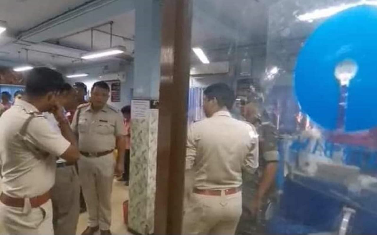 पश्चिम बंगाल: सिउड़ी स्टेट बैंक में फिल्मी अंदाज में डकैती, कस्टमर बनकर आए और 15 मिनट में कैश व गहने लेकर फरार