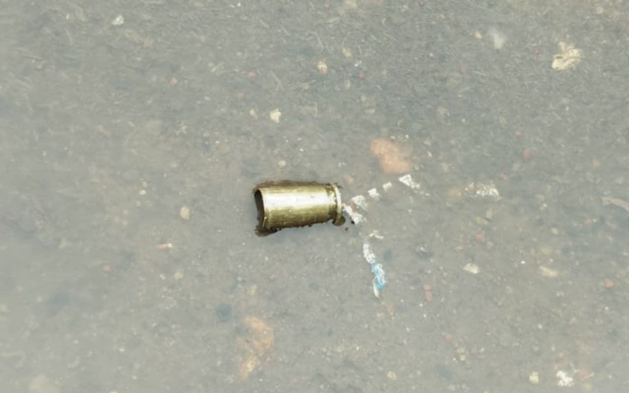 धनबाद : दिन-दहाड़े बैंक में डाका, अपराधियों ने एसबीआई ग्राहक सेवा केंद्र के अंदर-बाहर की फायरिंग