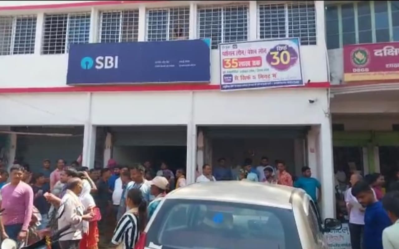 बिहार में SBI की चकाई शाखा से करीब 16 लाख की लूट, झारखंड की ओर भागे अपराधी
