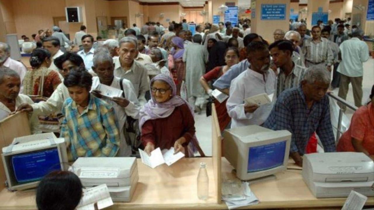 Bank Privatization: सरकारी बैंकों के सुधरे हाल, फिर भी कई बैंक के निजीकरण की तैयारी कर रही सरकार, जानें डिटेल