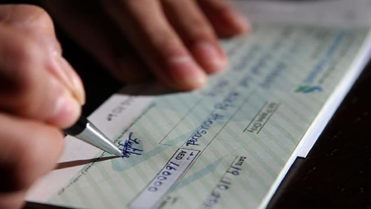 Bank News: बैंक फॉर्म व चेक दूसरों से कलम लेकर नहीं भरें, मैजिक पेन से खाता खाली कर रहे ठग, जानें कैसे..