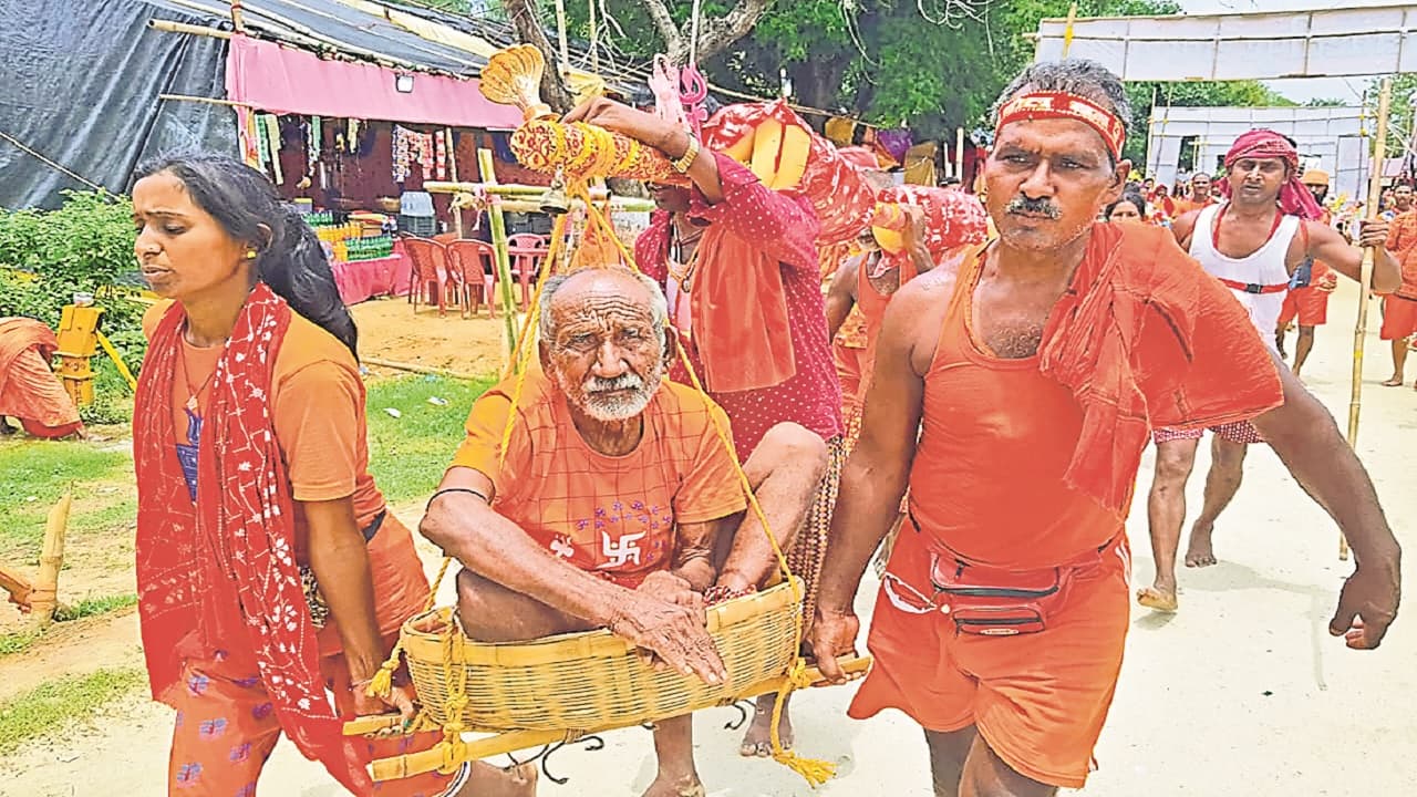 श्रावणी मेला 2022 : कांवरिया पथ पर अनोखा नजारा, कांवर की जगह वृद्ध दंपती को पुत्र व दामाद दे रहे कंधा