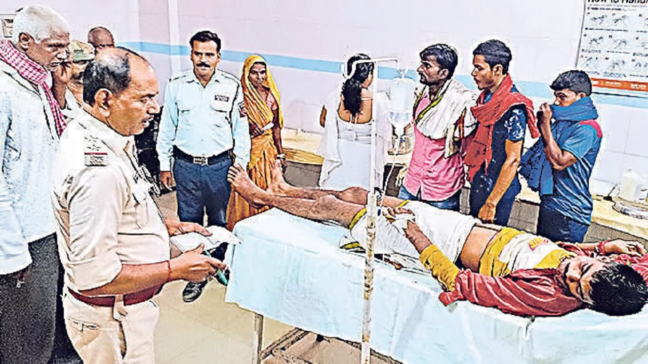 Bihar News: बांका में मुखिया पुत्र की दबंगई, युवक को पीटने के बाद लगाया करंट, गंभीर हालत में भागलपुर रेफर