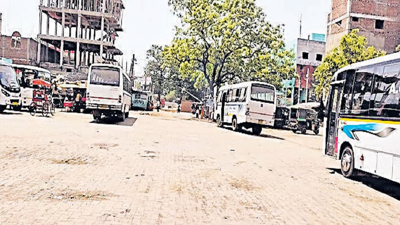 Bihar News: बांका में तेज धूप व गर्मी हवा से सूख रहा गला, बस स्टैंड पर नहीं है पेयजल की सुविधा