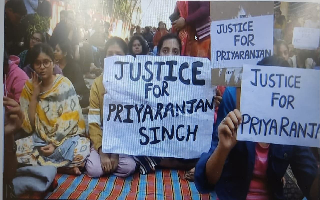 West Bengal : होस्टल के कमरे में फंदे से लटकता मिला छात्र, दोस्तों ने कहा हुई थी रैगिंग