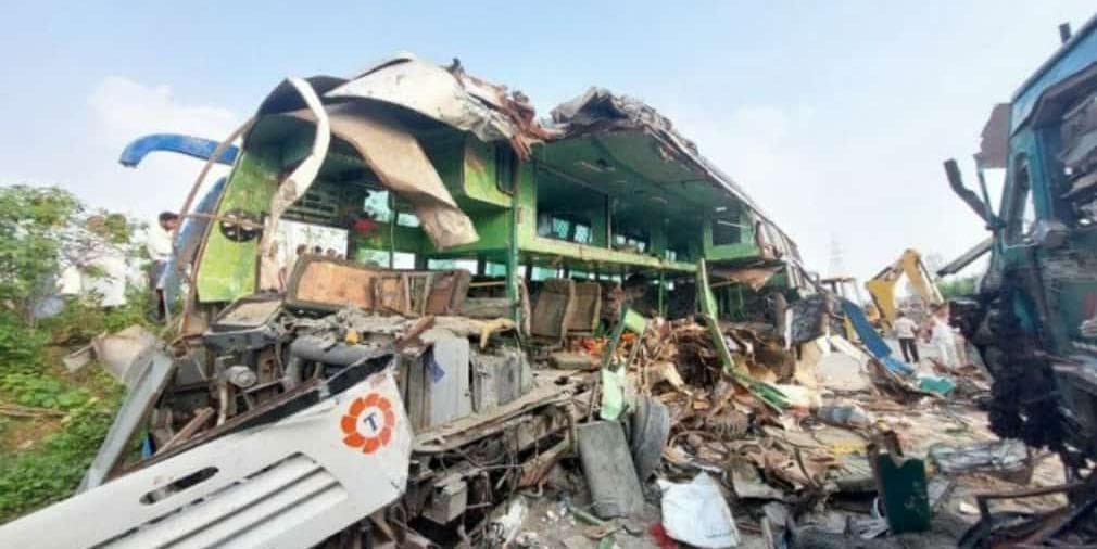 Barabanki Accident: बेकाबू ट्रक से बस की भीषण टक्कर, हादसे में 15 की मौत, 11 लोगों का लखनऊ में इलाज